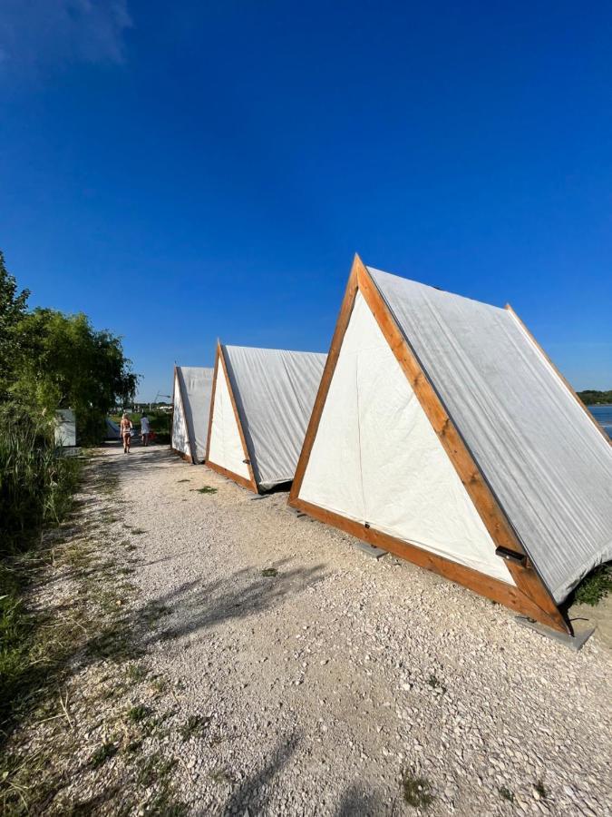 Lupa Tent Budakalasz Ngoại thất bức ảnh