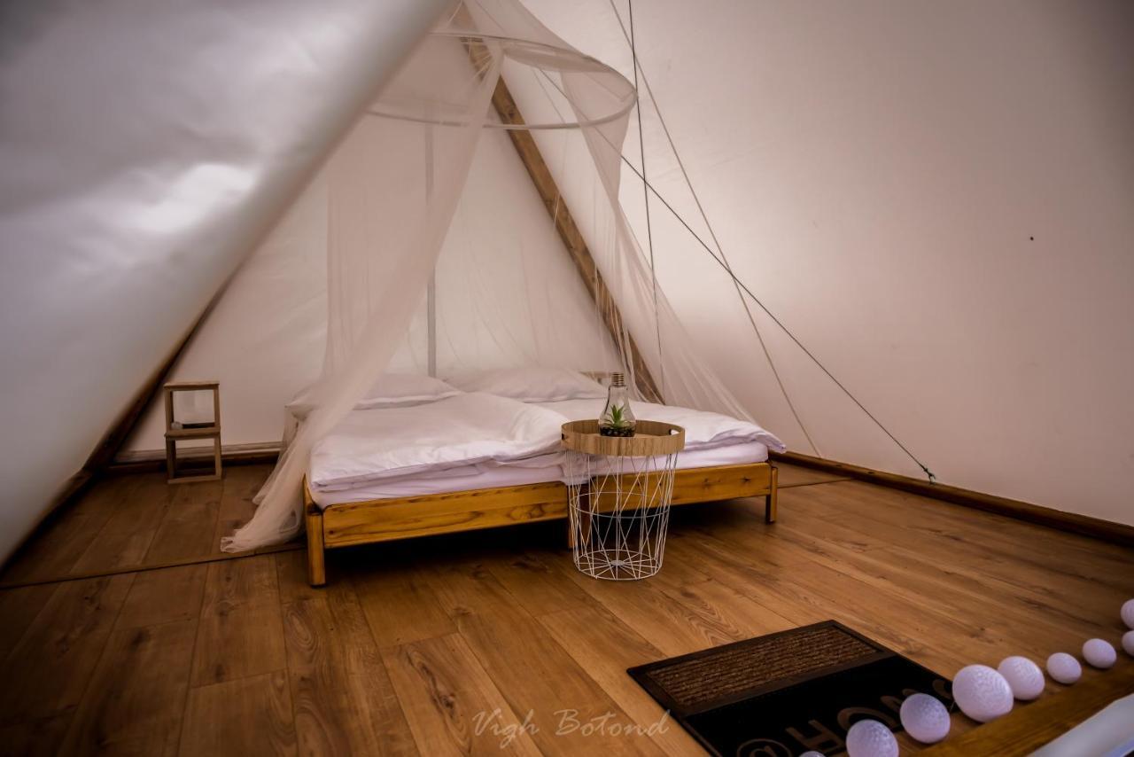 Lupa Tent Budakalasz Ngoại thất bức ảnh